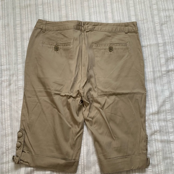 Yume soft light khaki colored shorts - Picture 3 of 7